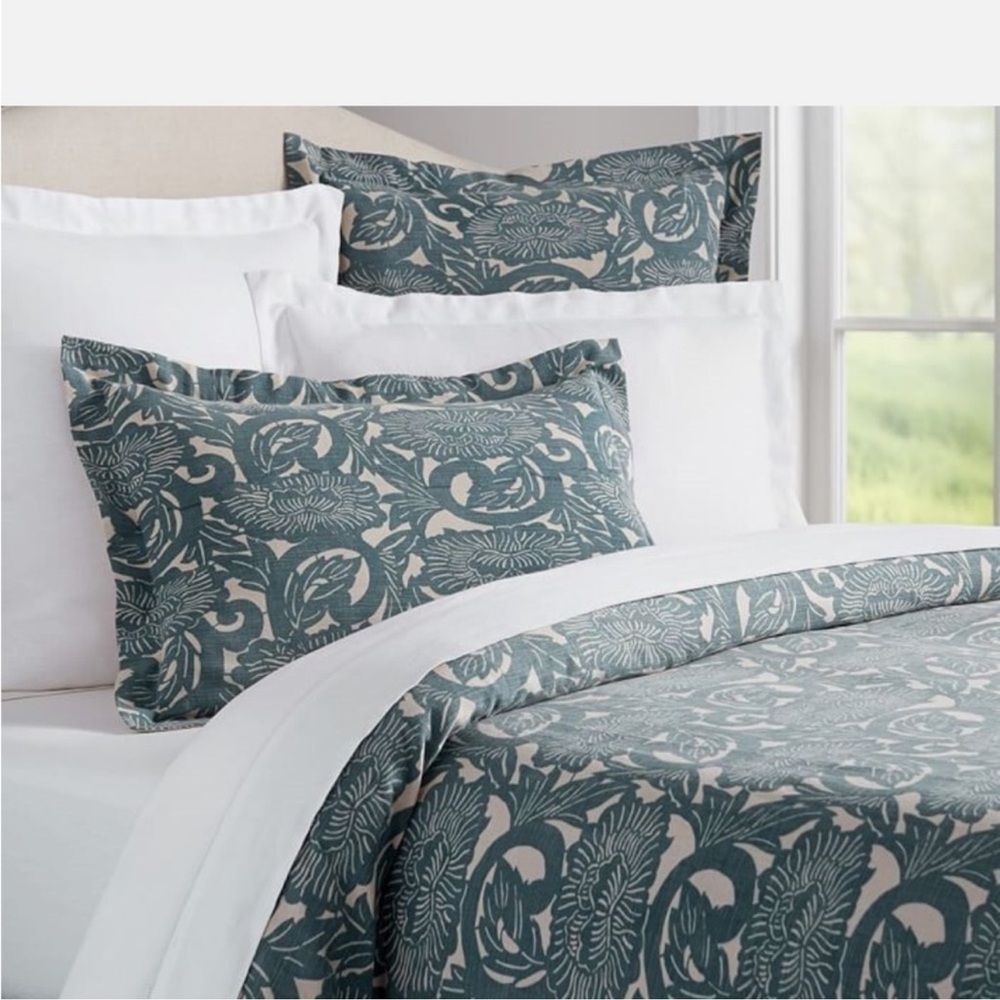 Pottery Barn Shibori Floral Green and Cream
Duvet w/Euro Lumbar Sham